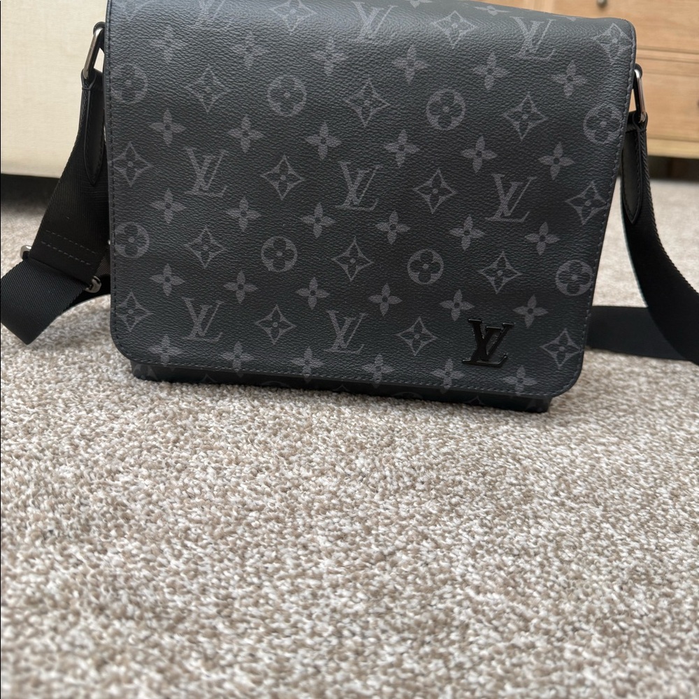 Authentic Louis Vuitton District PM ✨✨